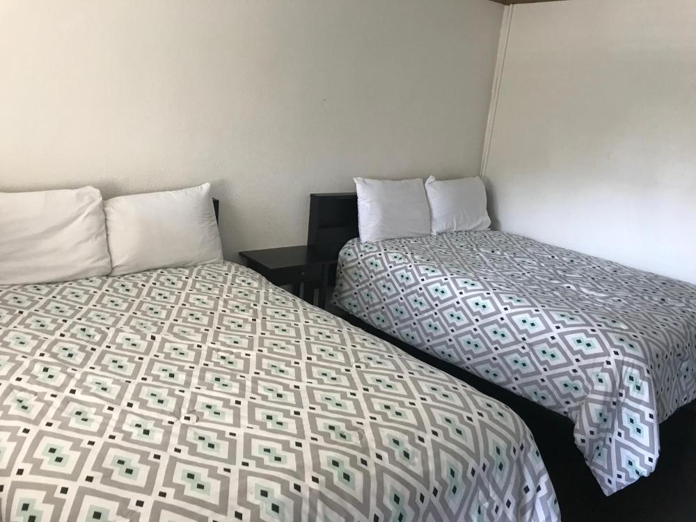 Queen Room with Two Queen Beds at Westwind Lodge, photo 4