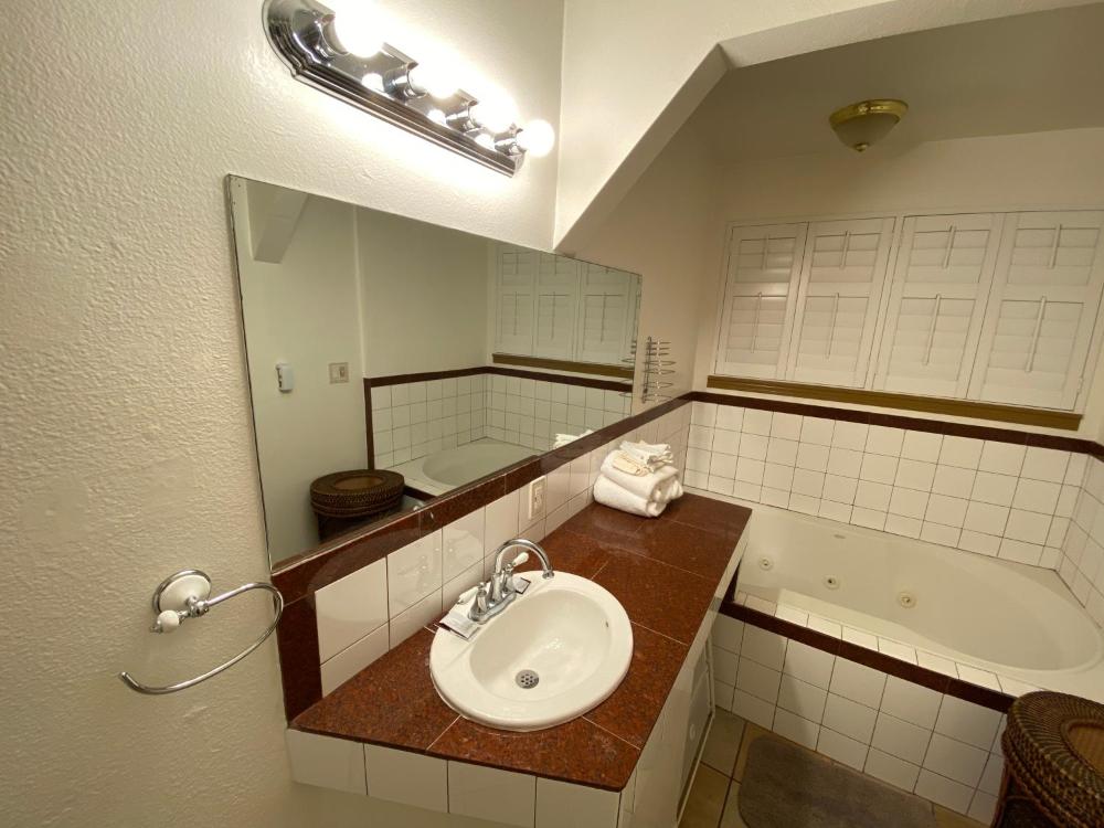 King Room at Westwind Lodge, photo 5